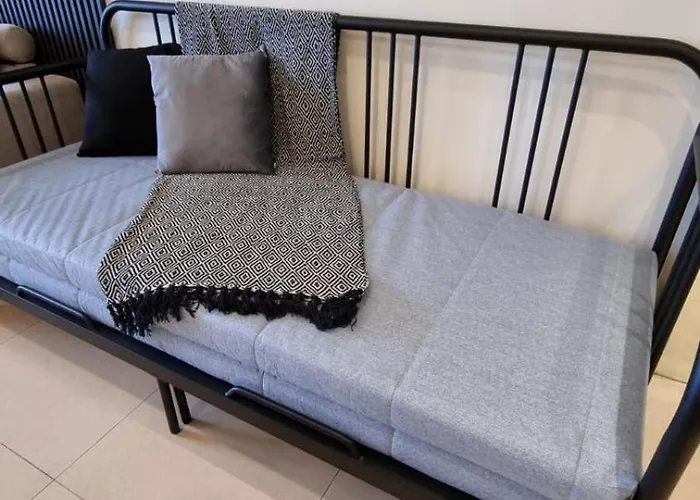 New! Stylish And Chic 2br Bgc High Street Apartment Manila
