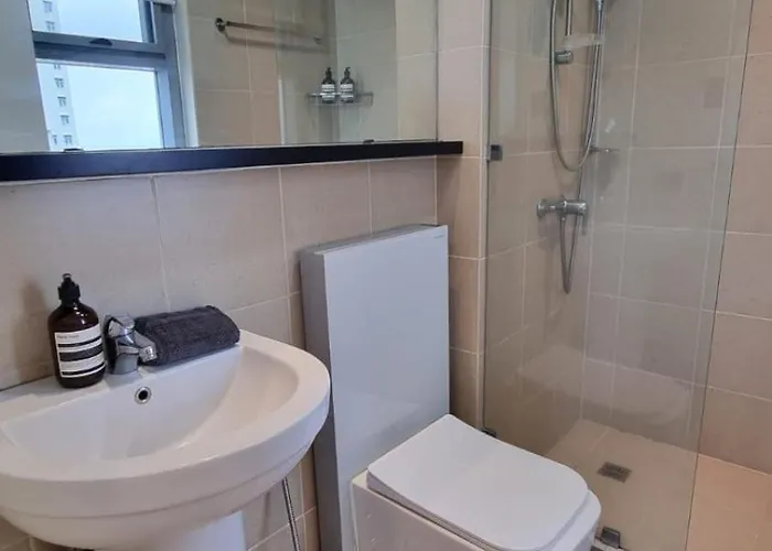 New! Stylish And Chic 2br Bgc High Street Manila